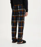 Pantalón de pijama masculino con cintura elástica y estampado a cuadros en tonos azul, naranja y blanco.