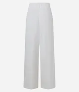 Pantalón de vestir blanco, de corte palazzo, con trabillas en la cintura, bolsillos laterales y pliegues delanteros.