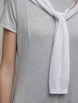 Vestido midi gris de viscosa, con corte evasé, mangas cortas y escote redondo.