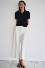 Pantalón cropped de tiro medio color blanco, perteneciente a la colección ZW Collection, con cintura con trabillas, bolsillos laterales ocultos, pinzas en el delantero, pierna ancha y cierre frontal con cremallera, botón y ganchos metálicos.