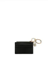 Estuche para tarjetas color negro de diseño compacto con ranuras externas para tarjetas, compartimento superior con cremallera y herrajes metálicos dorados que incluyen un llavero integrado.
