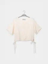 Top corto color marrón de lino tencel, con mangas cortas y lazo ajustable en el ruedo.