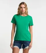 Remera básica de cuello redondo y manga corta, confeccionada en algodón peruano de alta calidad. Presenta un diseño liso y versátil, ideal para uso diario.