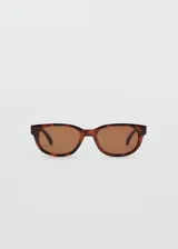 Gafas de sol con montura de pasta en estampado carey y cristales marrones de forma ovalada.