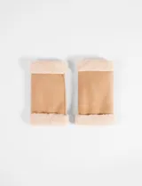 Guantes tipo mitón de textura gamuzada en color marrón, con bordes de piel sintética en tono crema en ambos extremos.