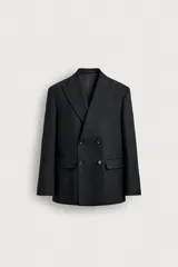 Blazer de corte regular fit color negro, con solapa de pico, botonadura cruzada, bolsillos de solapa en la cadera y bolsillo de vivo en el pecho.