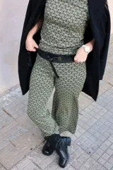 Buzo de tejido fino color gris con estampado geométrico en negro y mangas 3/4. Tiene spandex.