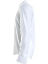 Camisa blanca de algodón orgánico, corte slim, manga larga, cuello clásico, cierre frontal con botones, bolsillo de parche en el pecho y logo de Calvin Klein.