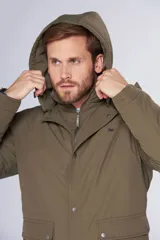 Campera de abrigo azul marino resistente al agua con capucha desmontable, cierre metálico y botones a presión personalizados. Tiene bolsillos en el frente y dos bolsillos internos.