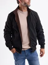 Campera reversible de gamuza sintética color marrón, con cierre frontal, cuello alto y puños de tejido acanalado con detalles de rayas.
