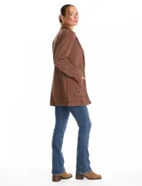 Blazer de corte largo y silueta relajada, confeccionado en tejido símil gamuza con textura aterciopelada. Presenta cuello con solapas, frente abierto sin botones y dos bolsillos de parche frontales.