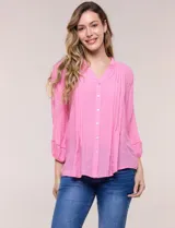 Blusa de silueta suelta color azul, con escote en V y cuello mao. Cuenta con abotonadura frontal, alforzas verticales en el pecho y mangas tres cuartos con puños elastizados.