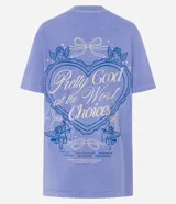 Remera celeste de corte amplio, con cuello redondo y mangas cortas. Estampado en la espalda con un corazón y texto en color azul.