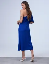 Vestido midi azul eléctrico de crepe, marca Marina. Diseño asimétrico con un hombro descubierto y manga corta abullonada en el otro. Tiene detalle drapeado en la cintura y forro interno.