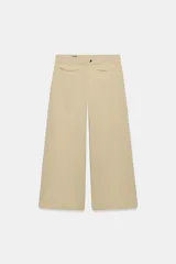 Pantalón culotte de tiro alto en color verde militar. Presenta bolsillos frontales de plastrón con solapa, cierre frontal con cremallera y botón, y diseño de pierna ancha con dobladillo marcado.