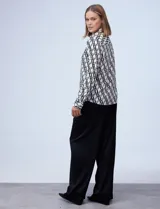 Camisa estampada blanca y negra, marca Alexander Jordan. Cuello con solapa y abertura central con botones ocultos.