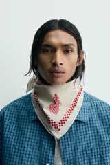 Bandana de algodón color verde oscuro con estampado gráfico y geométrico en blanco.