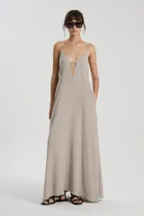 Vestido largo confeccionado en bambula de algodón, con escote en V y breteles finos. Presenta una falda amplia con recortes y detalle de jareta en el escote que se ajusta en la espalda.