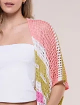 Kimono Do Everything In Love de tejido calado con diseño de rayas horizontales en tonos rosado, verde militar, blanco y salmón. Presenta mangas cortas holgadas y largo midi.