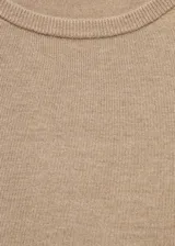 Jersey de punto fino con cuello redondo y manga larga, de diseño recto y corte clásico.