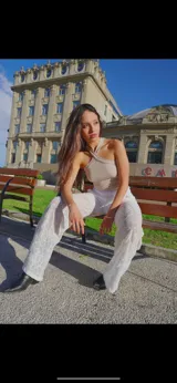 Top color beige con breteles finos cruzados en el frente.