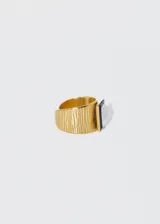 Anillo dorado ajustable de acero quirúrgico hipoalergénico con piedra sintética cuadrada color gris veteado.