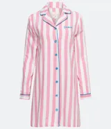 Camisón de franela de algodón con diseño de rayas verticales en blanco y rosado. Presenta cuello solapa, cierre frontal con botones y ribetes en contraste de color azul.