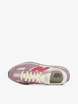 Zapatillas New Balance modelo 4716 de estilo retro running, en tonos rosa y malva con detalles en rojo vibrante. Presentan una combinación de gamuza y material sintético, con el logo N en el lateral y suela de goma dentada.