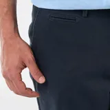 Bermuda chino azul marino confeccionada en tejido dobby, con bolsillos laterales y traseros, ideal para un estilo casual de verano.