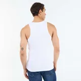 Musculosa lisa de color blanco, confeccionada en tejido de punto acanalado, con cuello redondo y diseño ajustado.