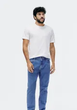 Camiseta básica de manga corta y cuello redondo, color rojo oscuro.