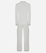 Pijama largo Lov de viscolycra color blanco con detalles de bies contrastante en negro. Está compuesto por una remera de manga larga con cuello redondo, bolsillo ojal en el pecho y pantalón de corte recto con cintura elástica.