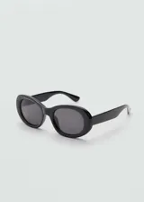 Gafas de sol ovaladas negras con filtro UV categoría 3, hechas con residuos post-industriales reciclados de policarbonato.