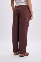 Pantalón casual marrón de corte holgado y relajado, con cintura elástica y cordón ajustable.