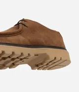 Zapato moc toe de cuero gamuzado color marrón, con cordones y suela de goma gruesa.