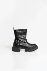 Borcego de caña media confeccionado en cuero sintético, con suela track de plataforma y detalle de tiras con hebillas metálicas en el tobillo.