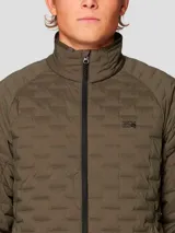 Campera técnica de plumón con diseño acolchado, cuello alto y cierre frontal completo. Confeccionada en tejido elástico con bolsillos laterales con cremallera y puños elásticos.