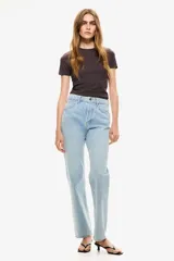 Remera corta de punto suave de algodón, con diseño entallado y cuello redondo ribeteado.