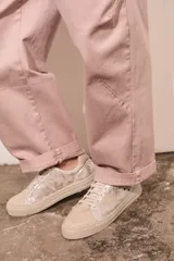 Jean de tiro medio color rosa, corte baggy y ruedo doblado.