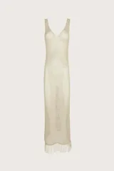 Vestido largo tejido calado color fango, con escote en V y flecos en el ruedo.