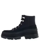 Botas de caña media Caterpillar, color negro, con diseño robusto y suela track de plataforma. Presentan cordones frontales con ganchos metálicos y refuerzos en la puntera y el talón.