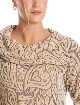 Buzo de tejido soft labrado con diseño floral, cuello volcado con detalle de botones en la solapa, mangas tres cuartos con hombros caídos y ruedo asimétrico en punta.
