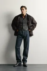 Jeans slim straight fit confeccionados en denim de algodón de origen italiano. Presentan un diseño de cinco bolsillos, tiro bajo, pierna recta y cierre frontal de botonadura.