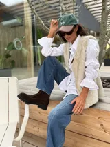 Gorra tipo polo con cuerpo de tela verde y visera de cuero marrón, con un caballo bordado en el frente.