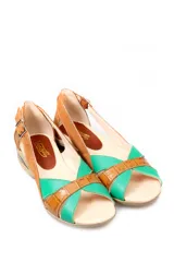Sandalia de cuero con diseño de tiras cruzadas en colores tostado y verde, con cierre de hebilla lateral y suela con tecnología de burbuja de aire.