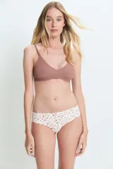 Bombacha tipo culotte de tiro medio, confeccionada en tela suave con estampado de pequeños corazones rojos sobre fondo crema. Cuenta con costuras planas para mayor comodidad.