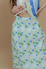 Falda midi de popelina de algodón con estampado floral en tonos celeste y rosa.