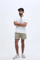 Short de baño liso azul marino, de corte clásico con cintura elástica y cordón ajustable.