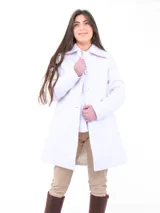 Tapado blanco de lana con cuello solapa, cierre frontal con tres botones grandes y corte evasé.