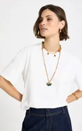 Remera blanca Le Lis Blanc confeccionada en punto de algodón, de corte recto y holgado, con escote redondo, mangas cortas amplias y detalle de abertura en la espalda.